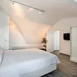 Thireas Fira (Santorini)